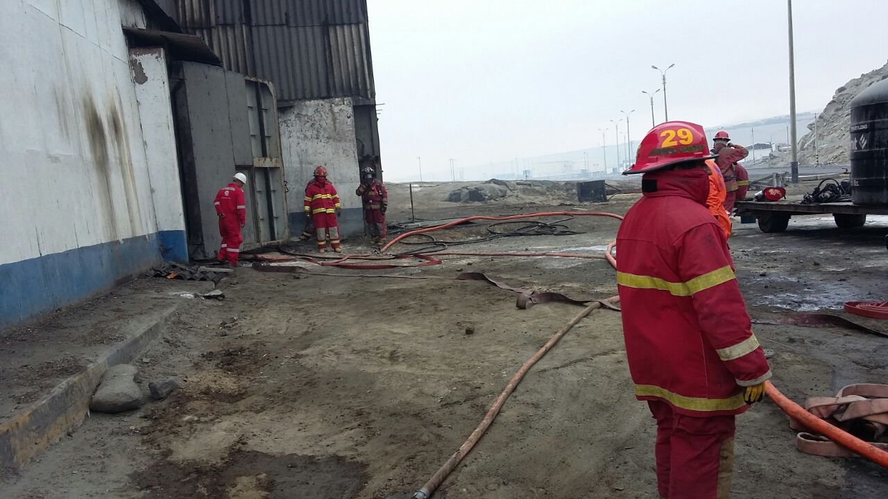 Almacén de azúcar se incendia en el Puerto de Salaverry por cortocircuito 