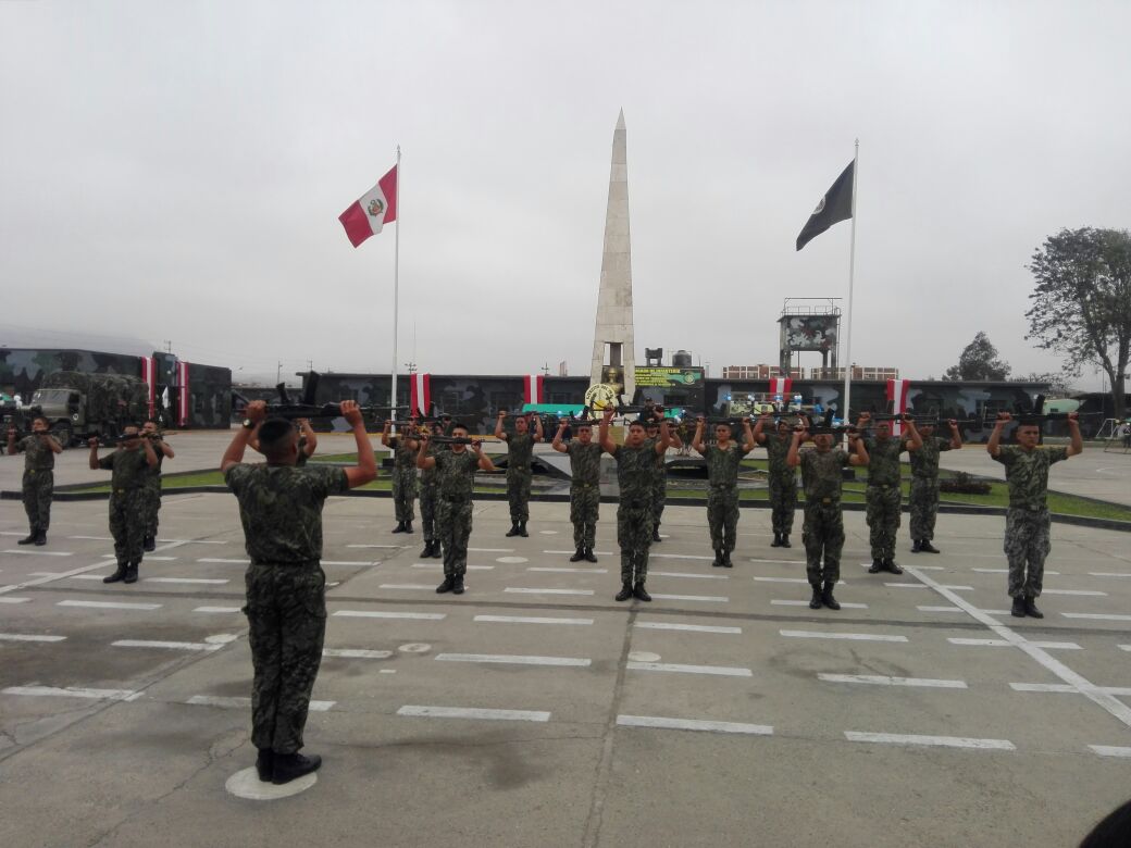 En su día soldados trujillanos alientan a la selección peruana