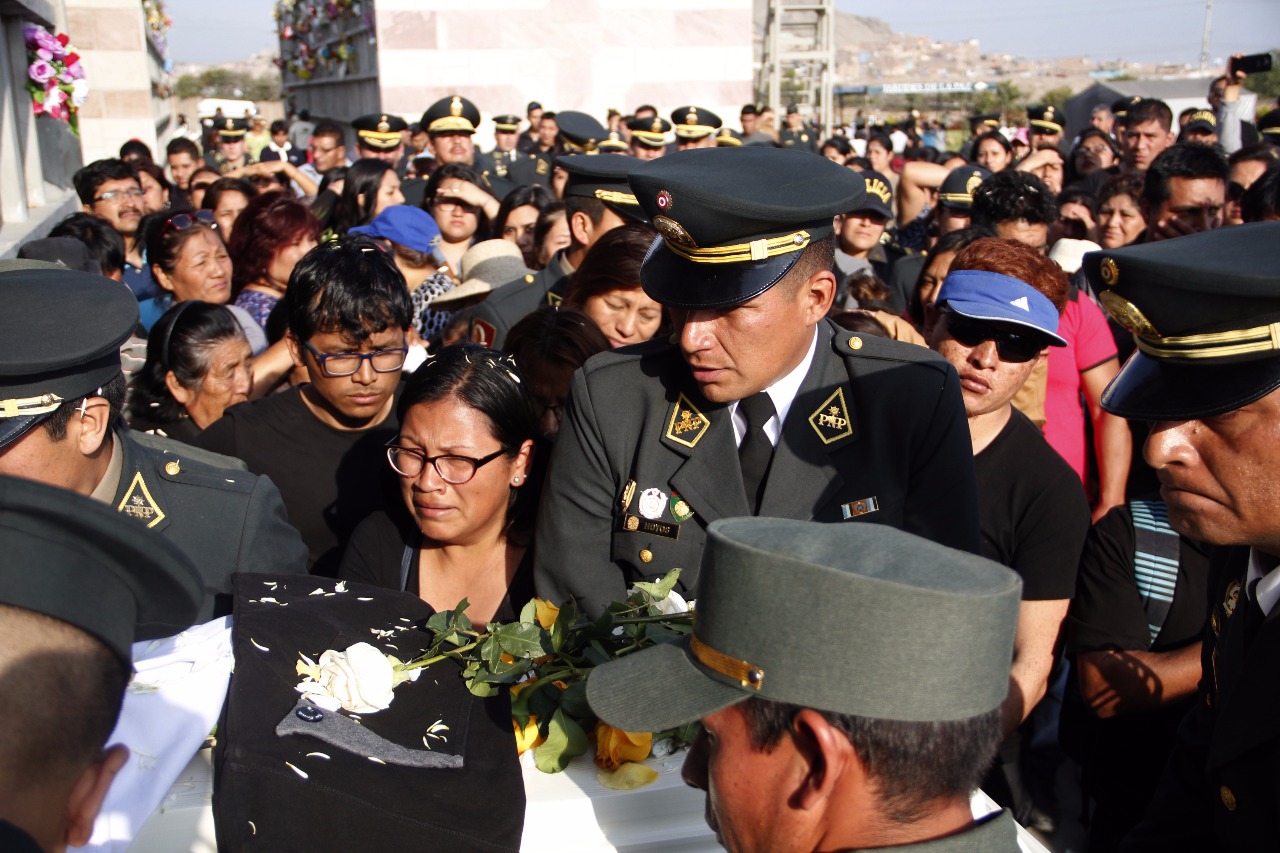 Entierran restos de policía trujillano asesinado en minimarket de Lima