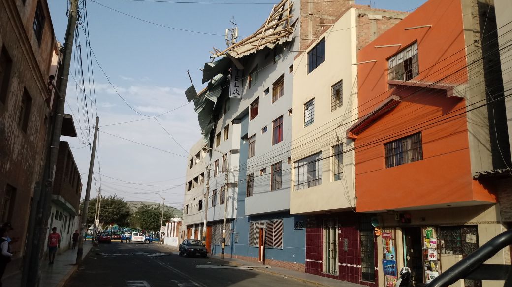 Trujillo: fuertes vientos provocan colapso del techo de un hotel