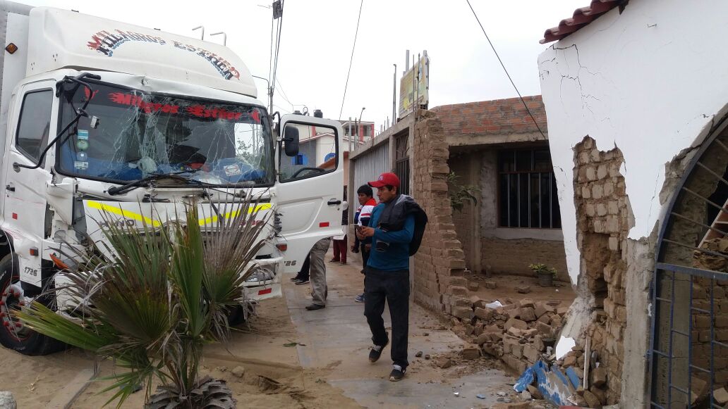 Camión que cargaba pota destrozó fachada de viviendas en Miramar 