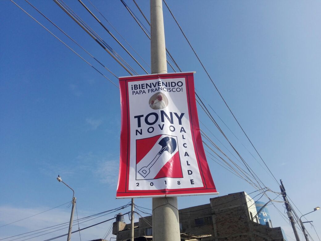 Víctor Larco: indignación causan carteles de Acción Popular en ruta del Papa