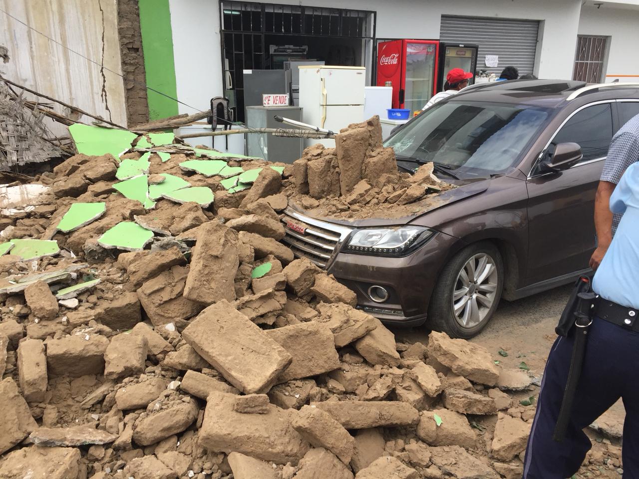 Trujillo: pared se cae y destruye moderna camioneta 