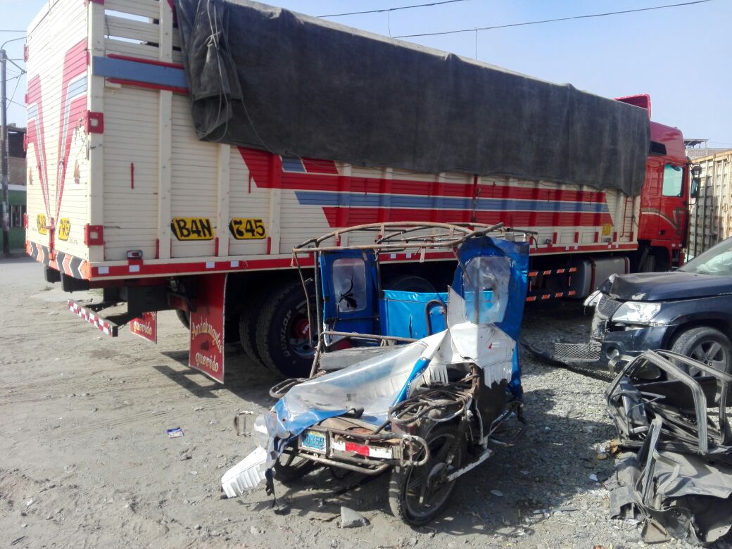Víctor Larco: tres muertos en choque de camión contra mototaxi