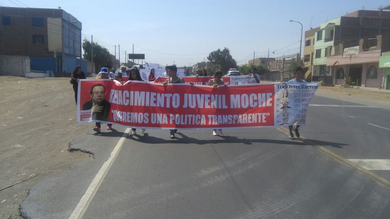 Moche: jóvenes declaran 'persona no grata' a Luis Alva Castro