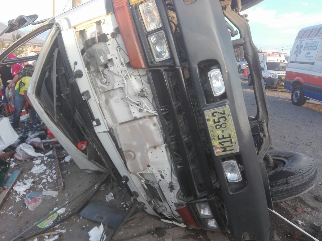 Camión que transportaba pescado volcó en Alto Moche 