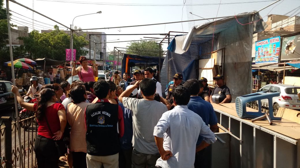 Comerciantes abandonan berma central de av. Eguren luego de invadirla por tres meses