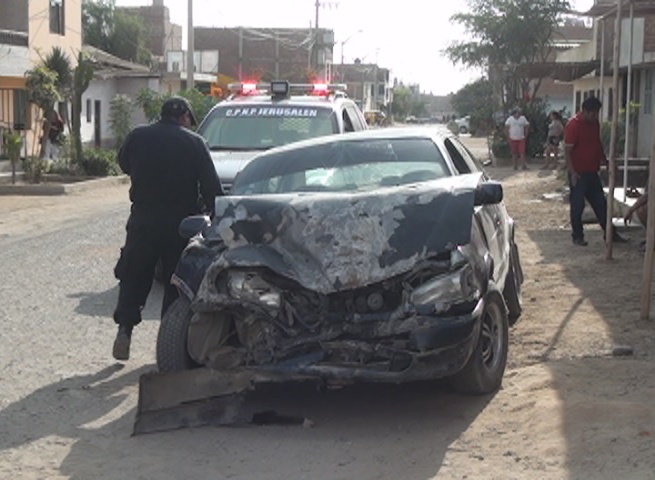 Dos personas resultaron heridas en choque de auto y micro en La Esperanza