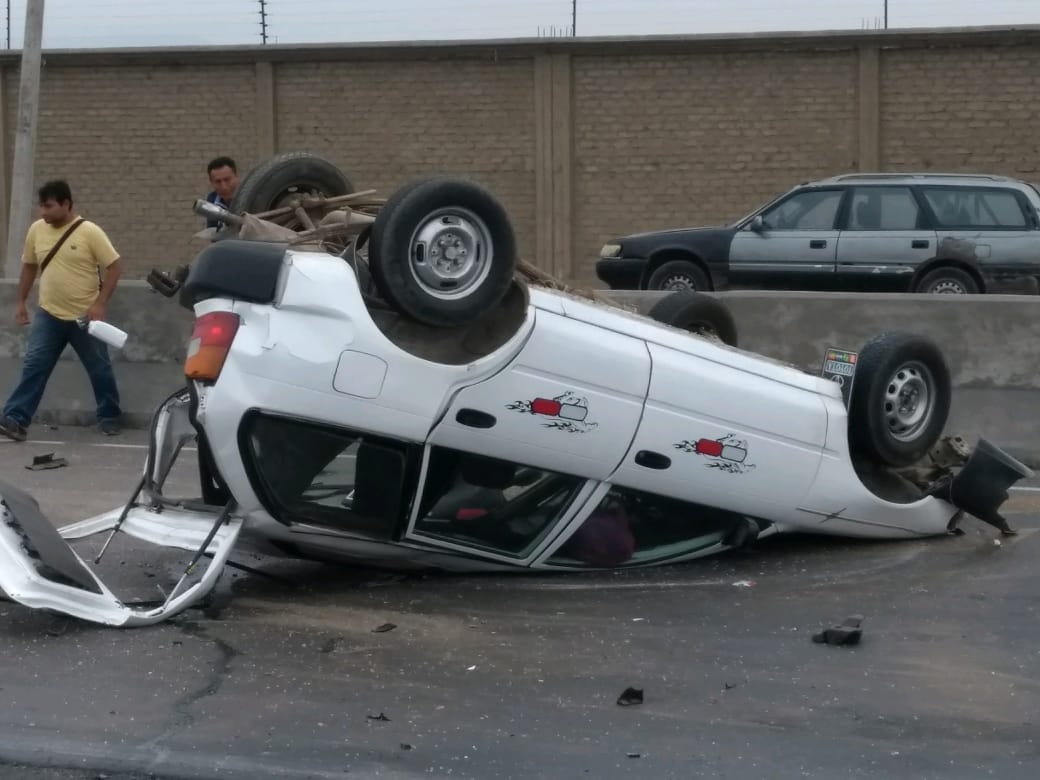 Huanchaco: camioneta choca contra taxi y ocupantes salvan de milagro