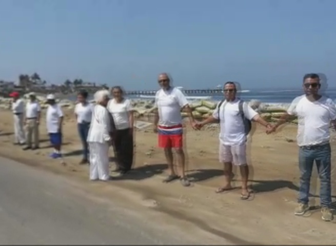 Hacen cadena humana para exigir acción contra la erosión costera en Huanchaco