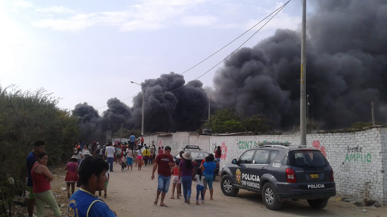 Incendio en Víctor Raúl acaba con almacén de reciclaje