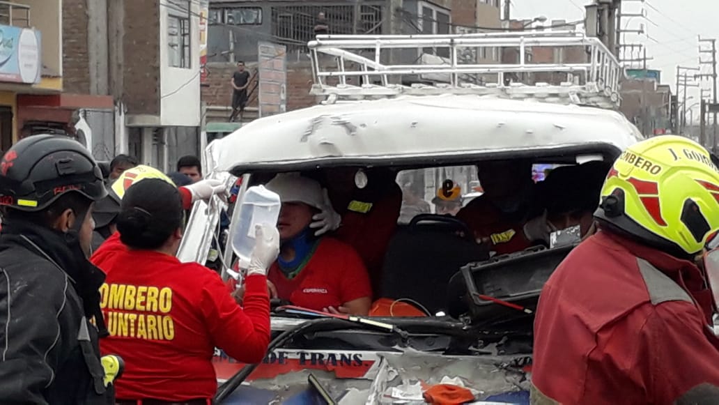 Siete heridos en violento choque de combi contra micro en La Esperanza
