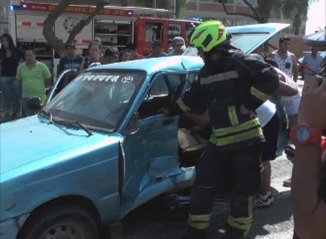 Trujillo: camioneta impacta contra auto y deja tres heridos al costado de universidad 