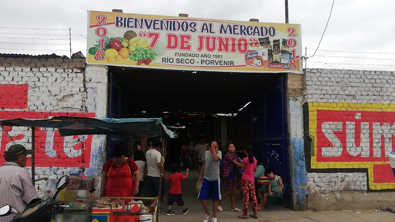 El Porvenir: extorsionadores lanzan explosivo a mercado y amenazan con quemar sus puestos 