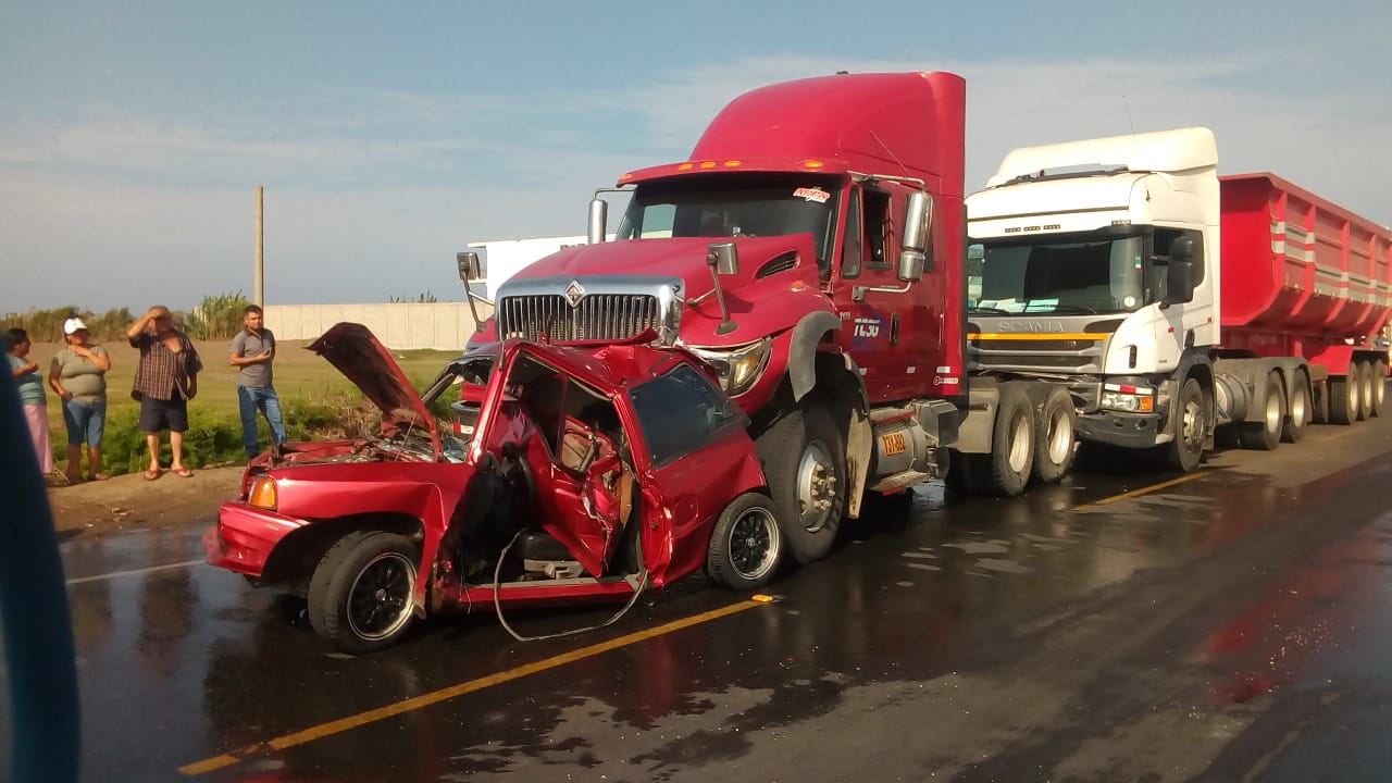 Víctor Larco: Conductor queda atrapado en su auto impactado por cisterna y tráiler 