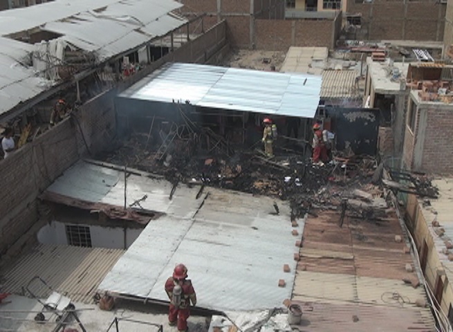 Trujillo: Familia lo pierde todo en incendio provocado por una chispa de soldar en urb. Palermo