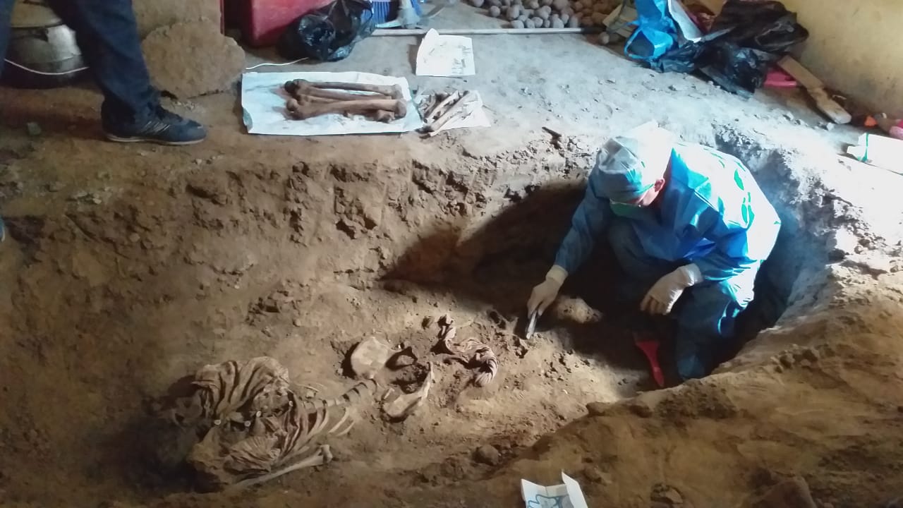 Poblador encuentra un cadáver enterrado dentro de su vivienda en Chao