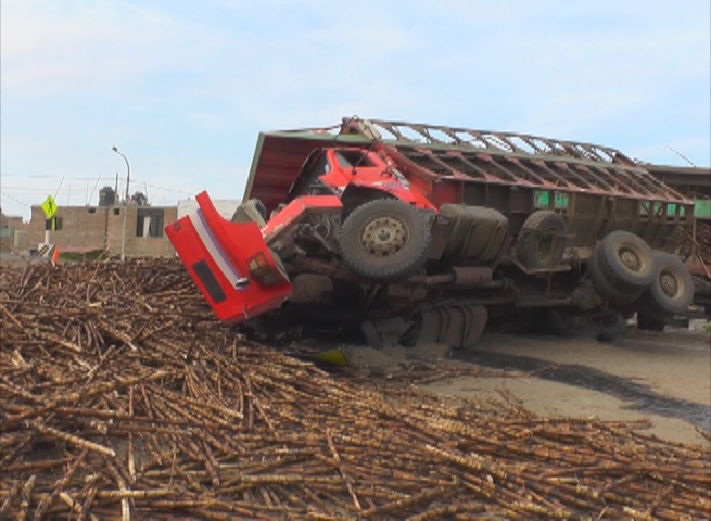 Moche: conductor se salvó de morir al volcar su camión 