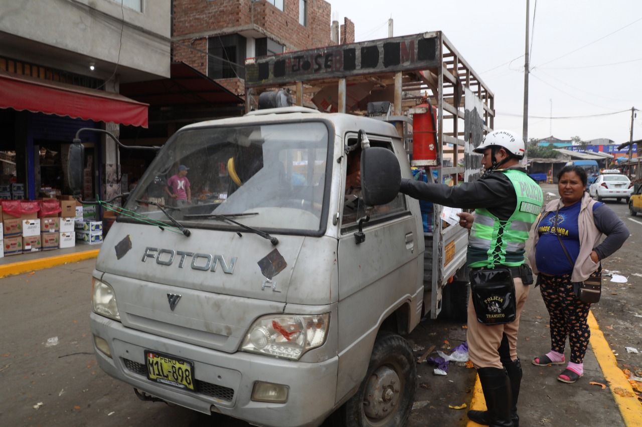 Retiran camiones de avenida principal en inmediaciones de mercado La Hermelinda