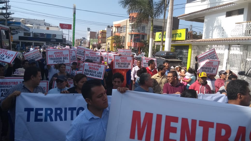 Población recibe con pifias a ministro del interior y a congresista Jorge del Castillo