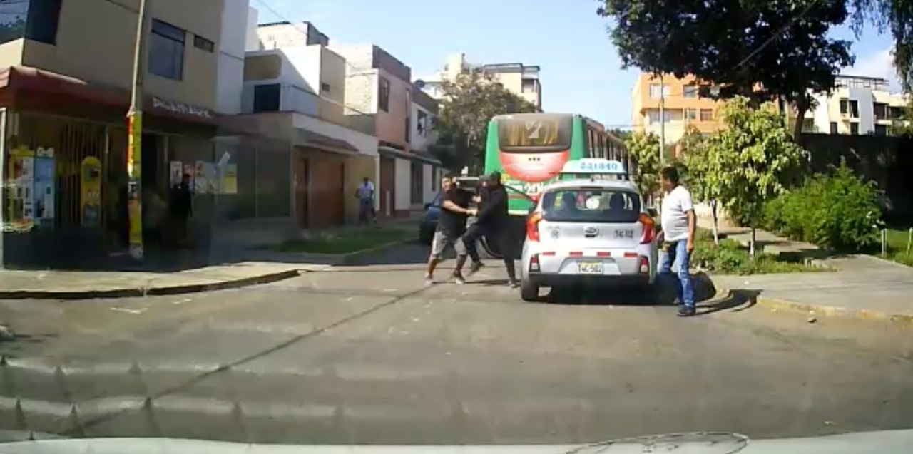 Conductores de bus interprovincial amenazan con piedra y cuchillo a taxista