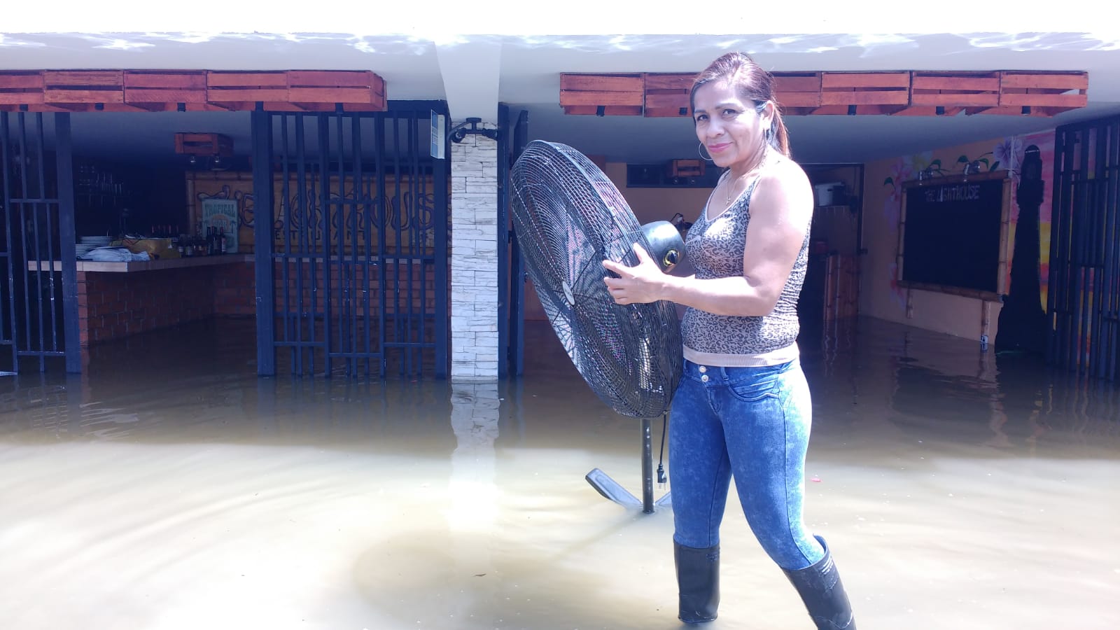 Desagüe colapsa en Huanchaco e inunda casas y negocios