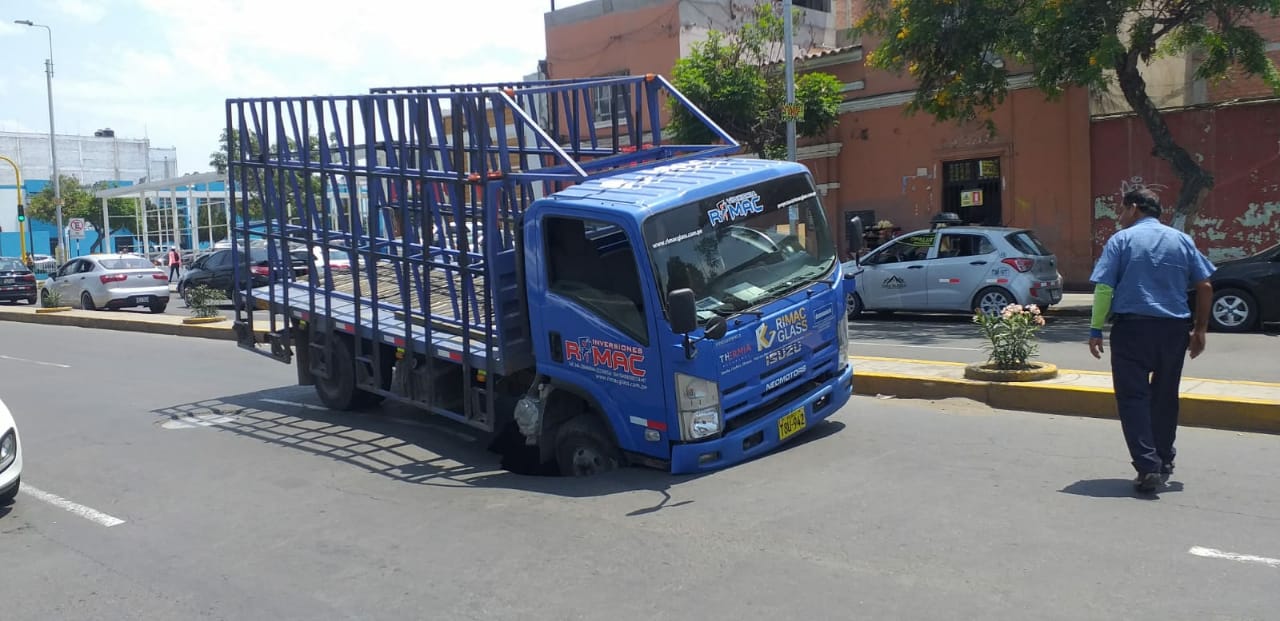 Trujillo: pista se abre y camión queda atrapado