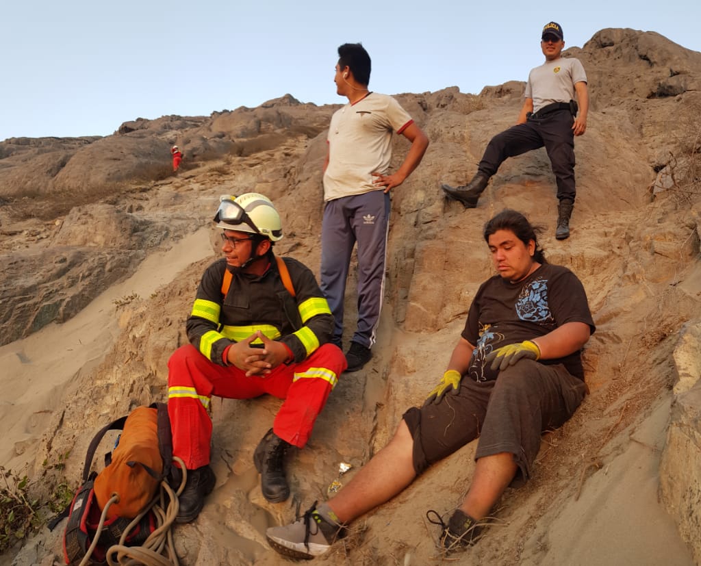 Rescatan a jóvenes que se perdieron al subir cerro en Moche