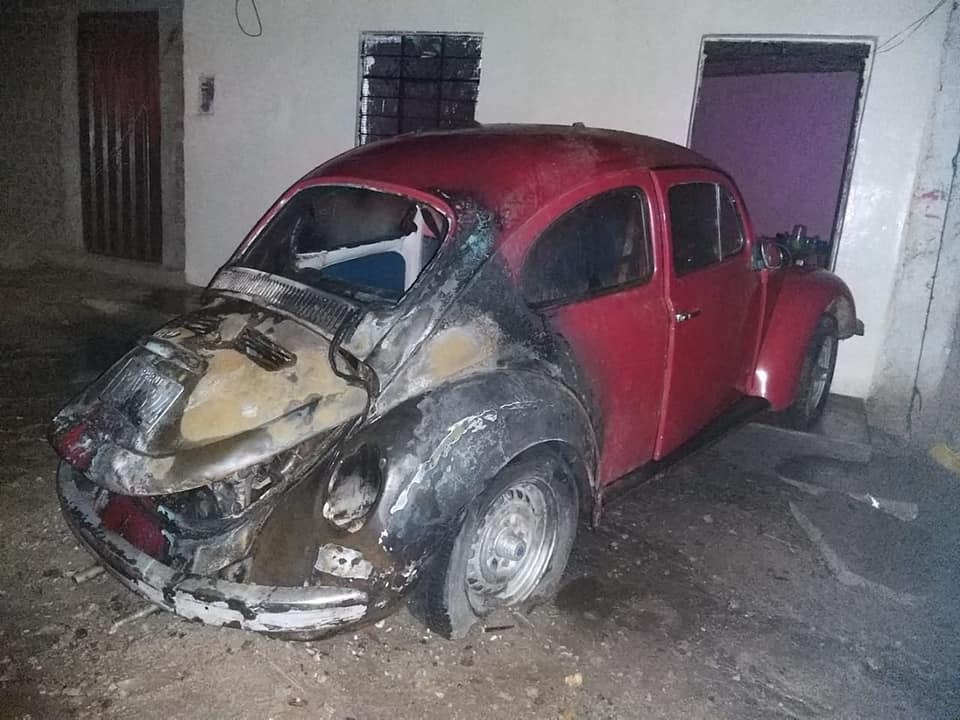 Extorsionador quema auto con niños adentro en Laredo 