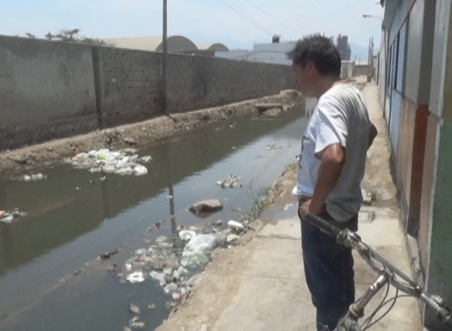 Vecinos de Moche conviven con desagüe hace más de un mes por culpa de municipio distrital