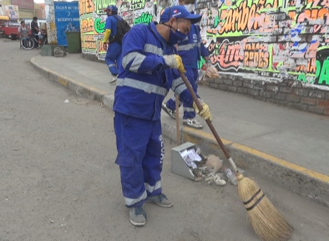 Trujillo: trabajador de limpieza reclama porque ciudadanos arrojan sus guantes usados a la vía pública