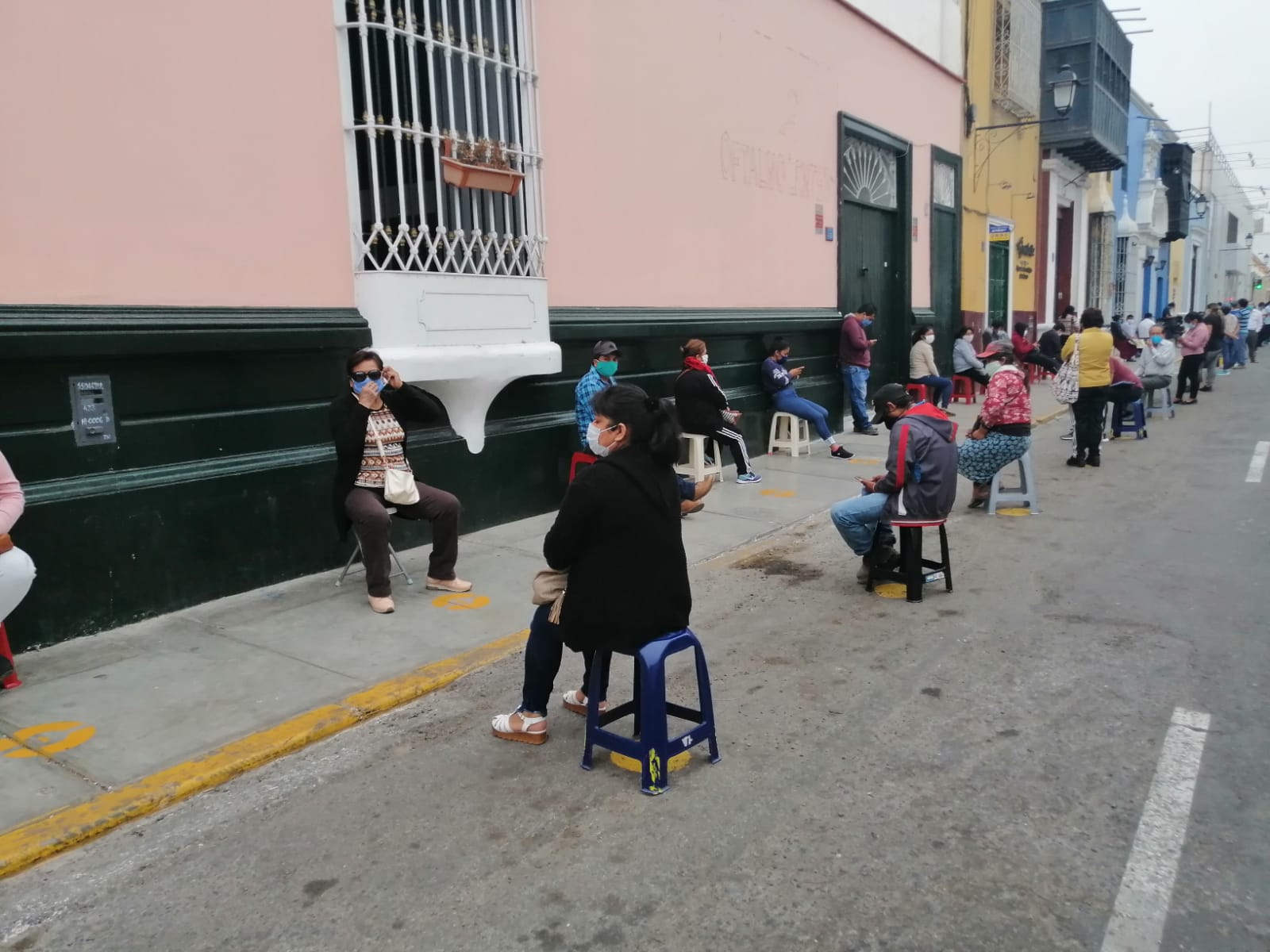 Ingenio trujillano: joven aprovecha colas en entidades financieras para alquilar bancos a usuarios mientras esperan