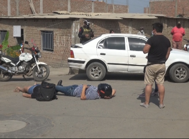 Florencia de Mora: pareja resulta herida por chocar su moto contra un auto