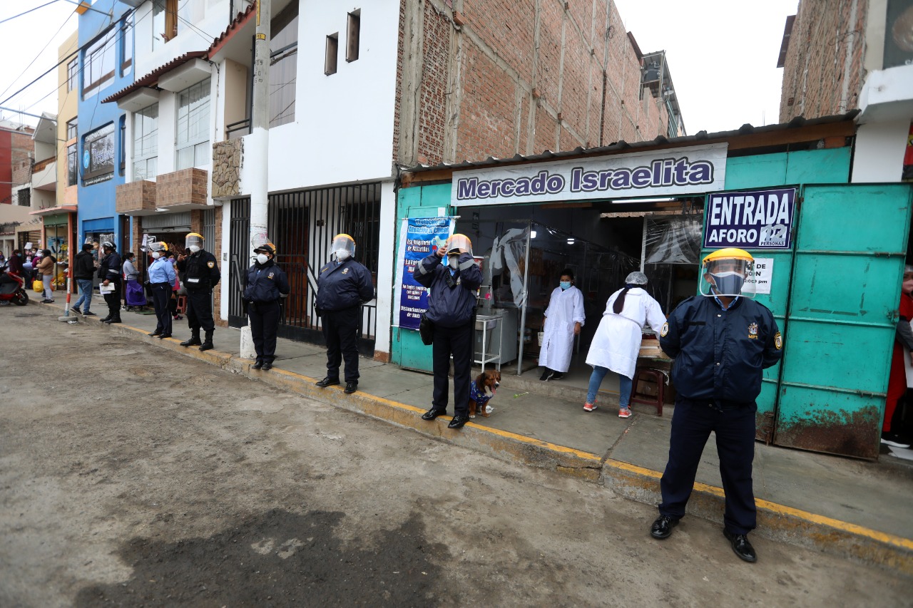 Retiran a más de 100 ambulantes de exteriores del mercado Monserrate en Trujillo