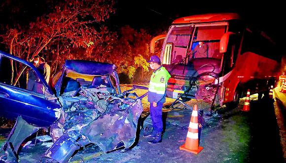 Choque entre camión y auto deja como saldo una persona fallecida en Virú