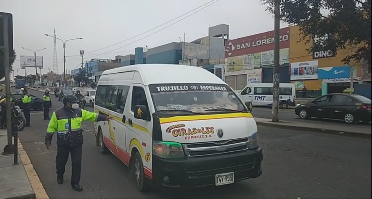 Municipalidad de Trujillo fiscaliza el uso de protector facial dentro de unidades de transporte público