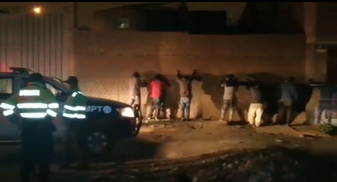 Trujillo: Policía y Serenazgo detienen a 20 personas que bebían alcohol en plena restricción