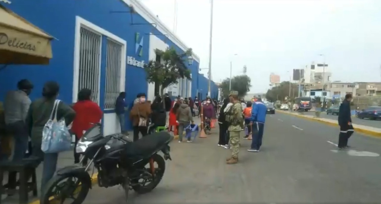 Más de un centenar de personas hacen largas colas en exteriores de Hidrandina