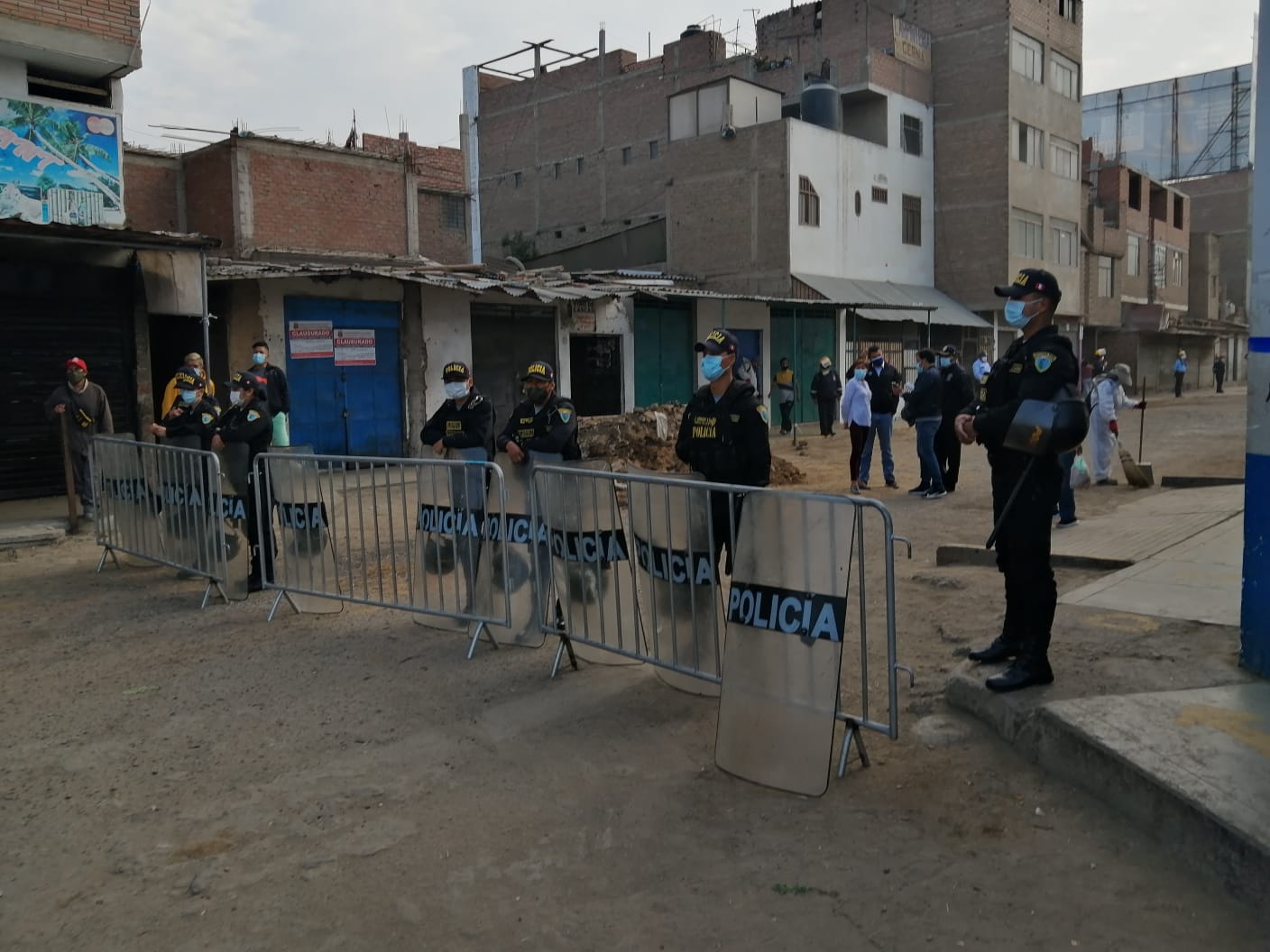 Desalojan a más de doscientos ambulantes en exteriores de mercado Los Portales