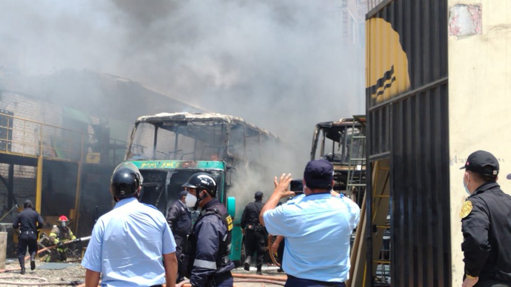 Voraz incendio consume taller de autopartes en urb. La Rinconada