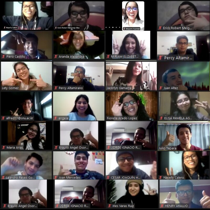 Becaria ayuda a estudiantes de secundaria a culminar trabajos de investigación