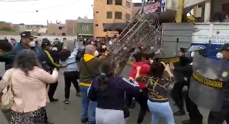 Comerciantes informales se enfrentan a serenos tras ser desalojados de las calles