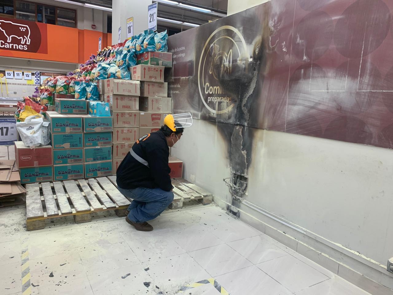 Corto circuito casi genera incendio en supermercado ubicado en el centro