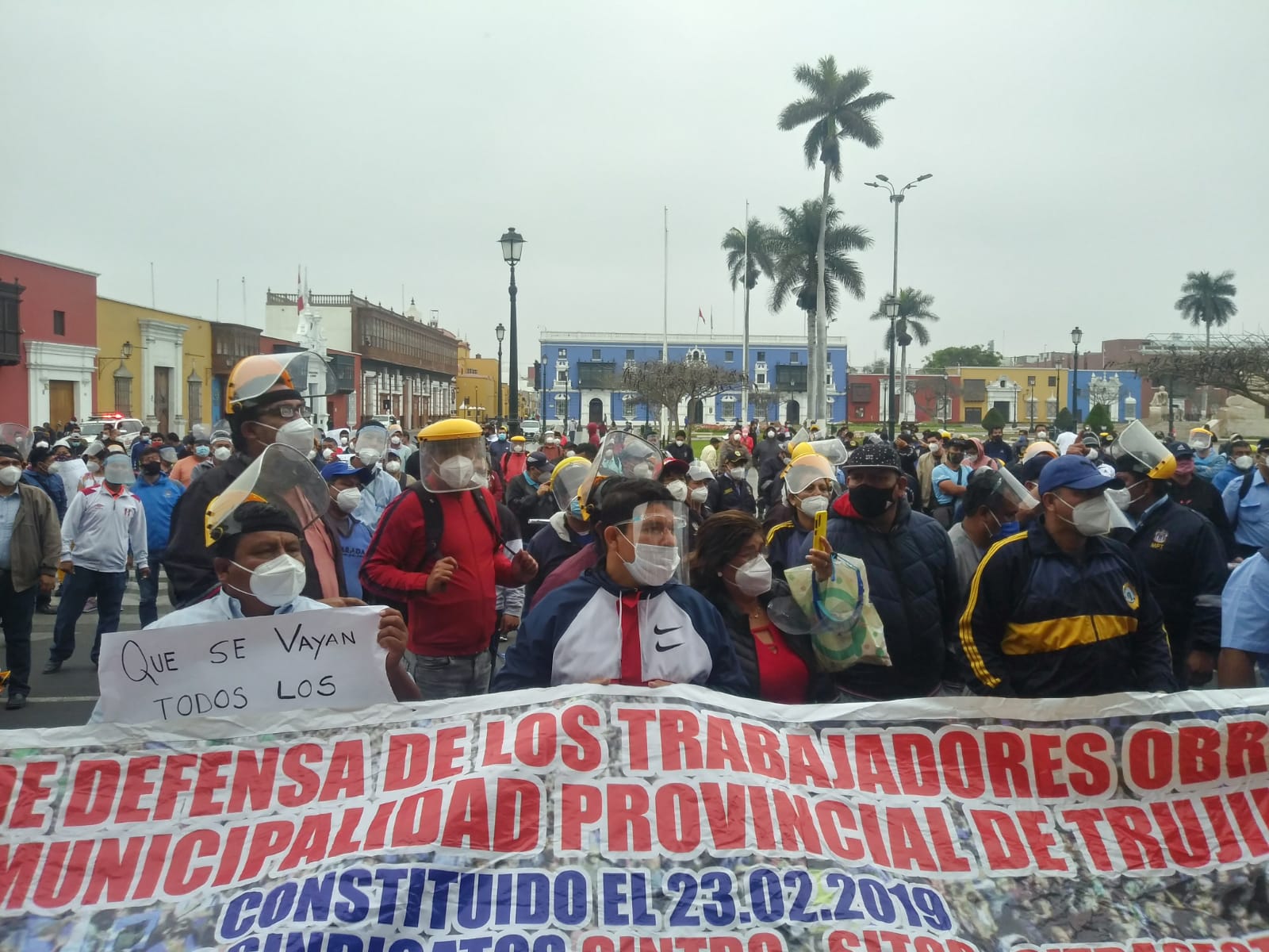 Más de medio millar de trabajadores de la MPT realiza un plantón en los exteriores de comuna