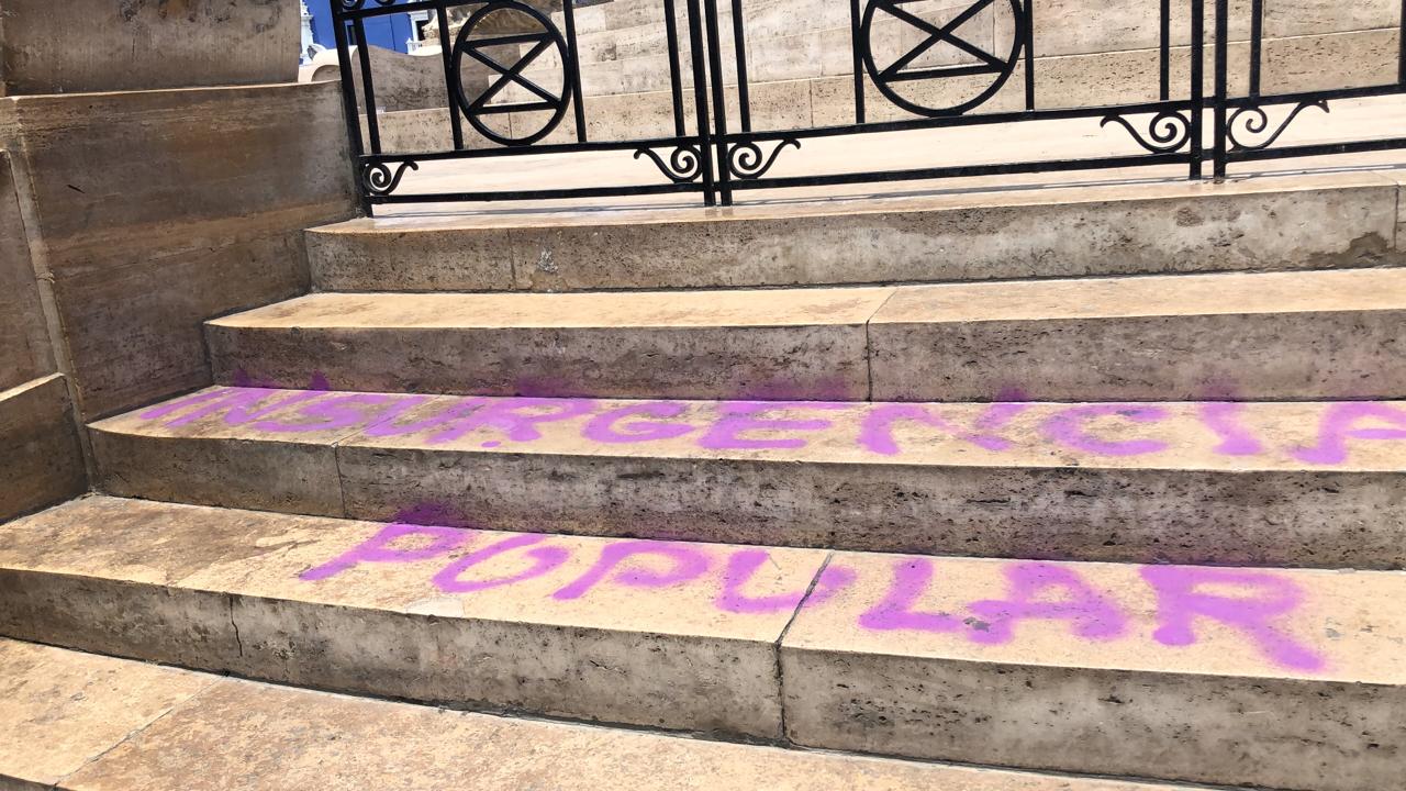 Protestantes contra vacancia dañan monumento de La Libertad con pintas