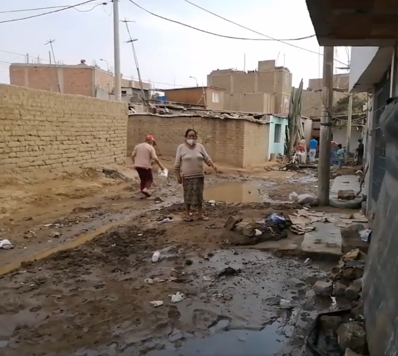 Rebalse de canal de regadío afecta  a 25 casas en el Barrio Chicago 
