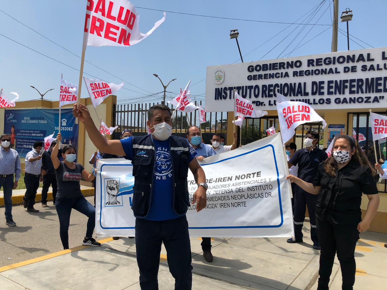 Administrativos del Iren realizan plantón para exigir bonificación