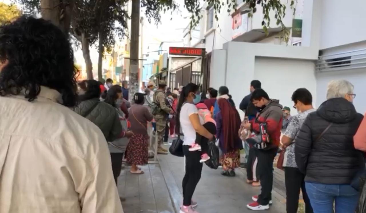 Extensas colas se siguen formando en exteriores de sedes del Banco de La Nación