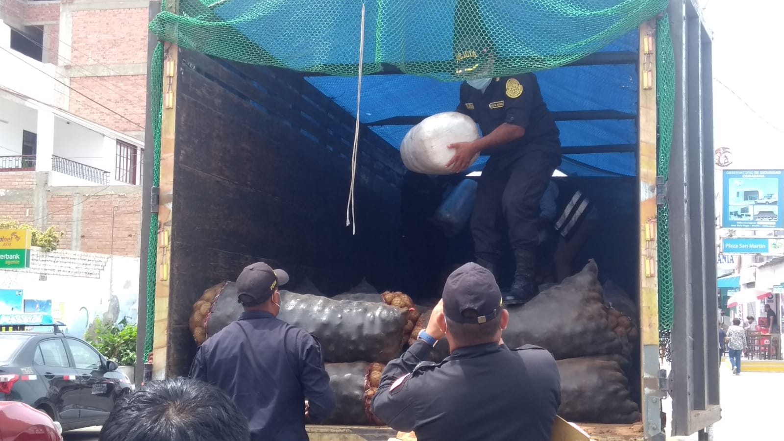 Laredo: intervienen a dos sujetos que transportaban droga en camión de papas