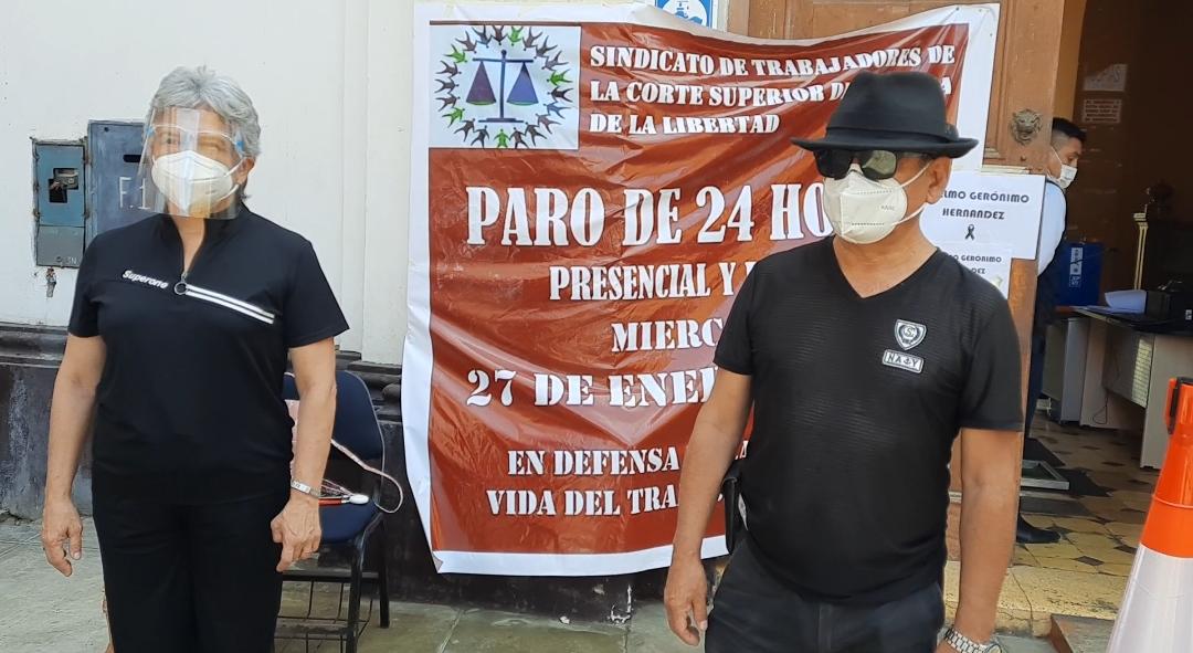Trabajadores del Poder Judicial acatan paro junto a altar de compañero muerto por Covid-19